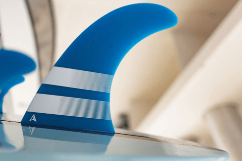 blaue Single Surfboard Finne von Roam