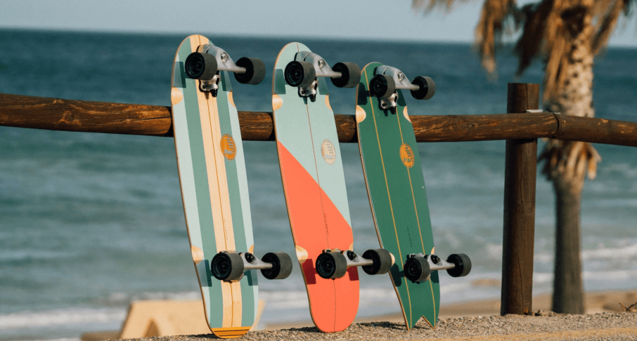 drei Slide Surfskates am Meer